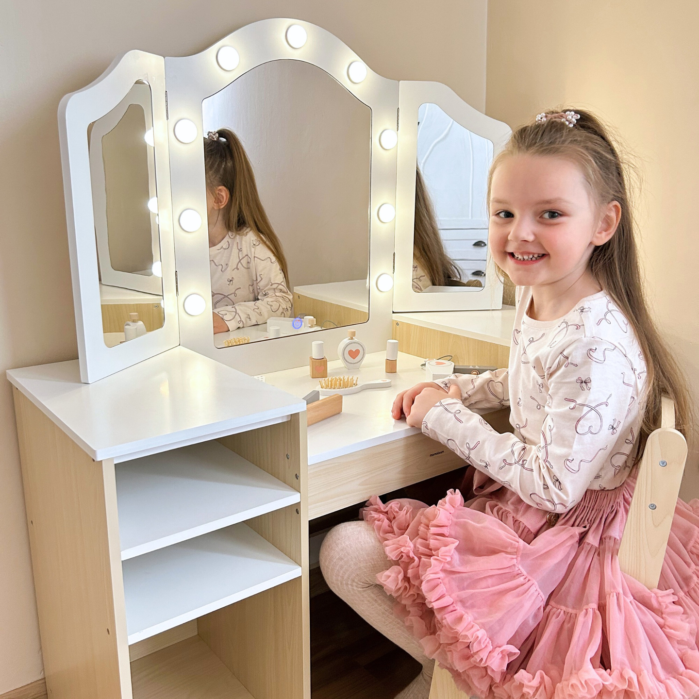 Børnepuslebord i træ med stol, tilbehør og LED-belysning