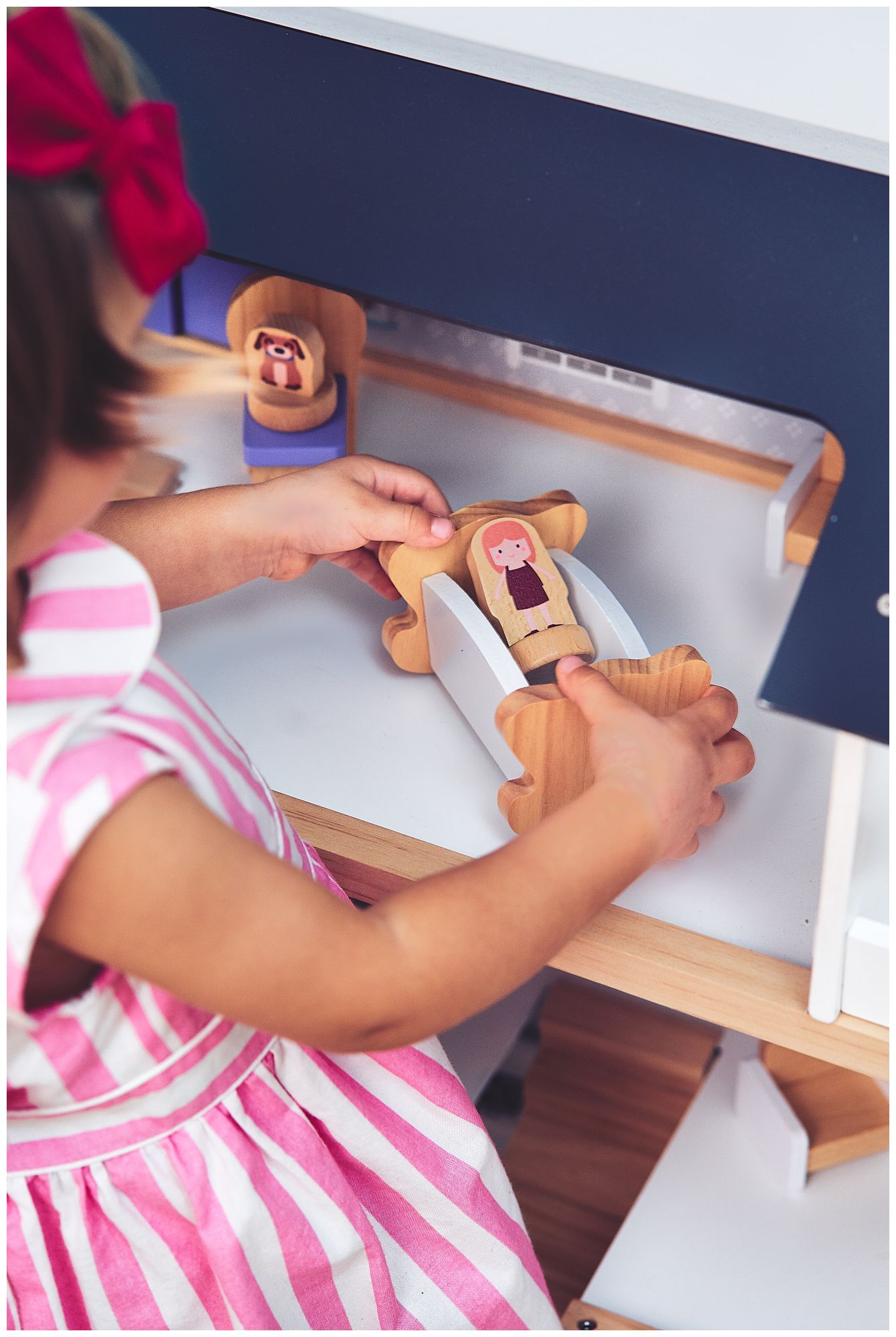 Hvidt dukkehus i træ med tilbehør 18 stk.