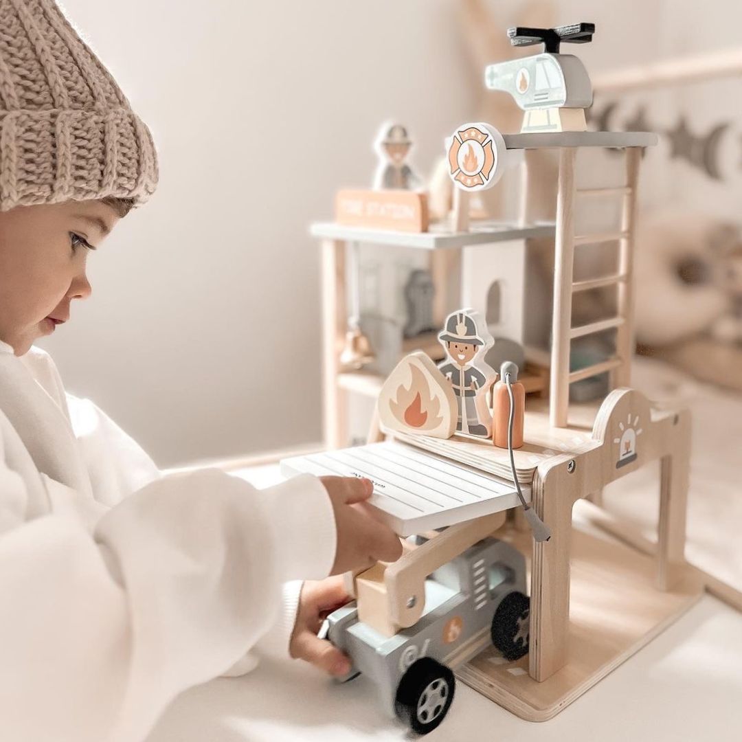 Brandstation i træ med tilbehør, brandvæsen