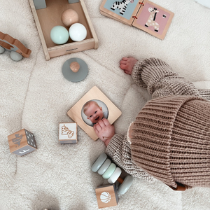 Montessoripædagogisk kasse til babyer - 6 stykker legetøj