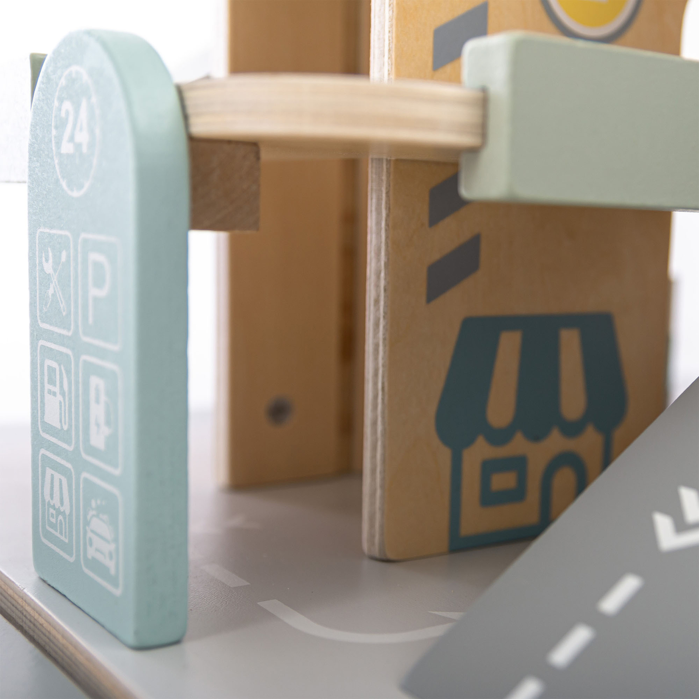 Trægarage i tre etager til børn med tilbehør – parkeringsplads, tankstation, bilvask, helikopter