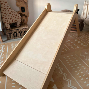 Rutsjebane i træ med stige til børn