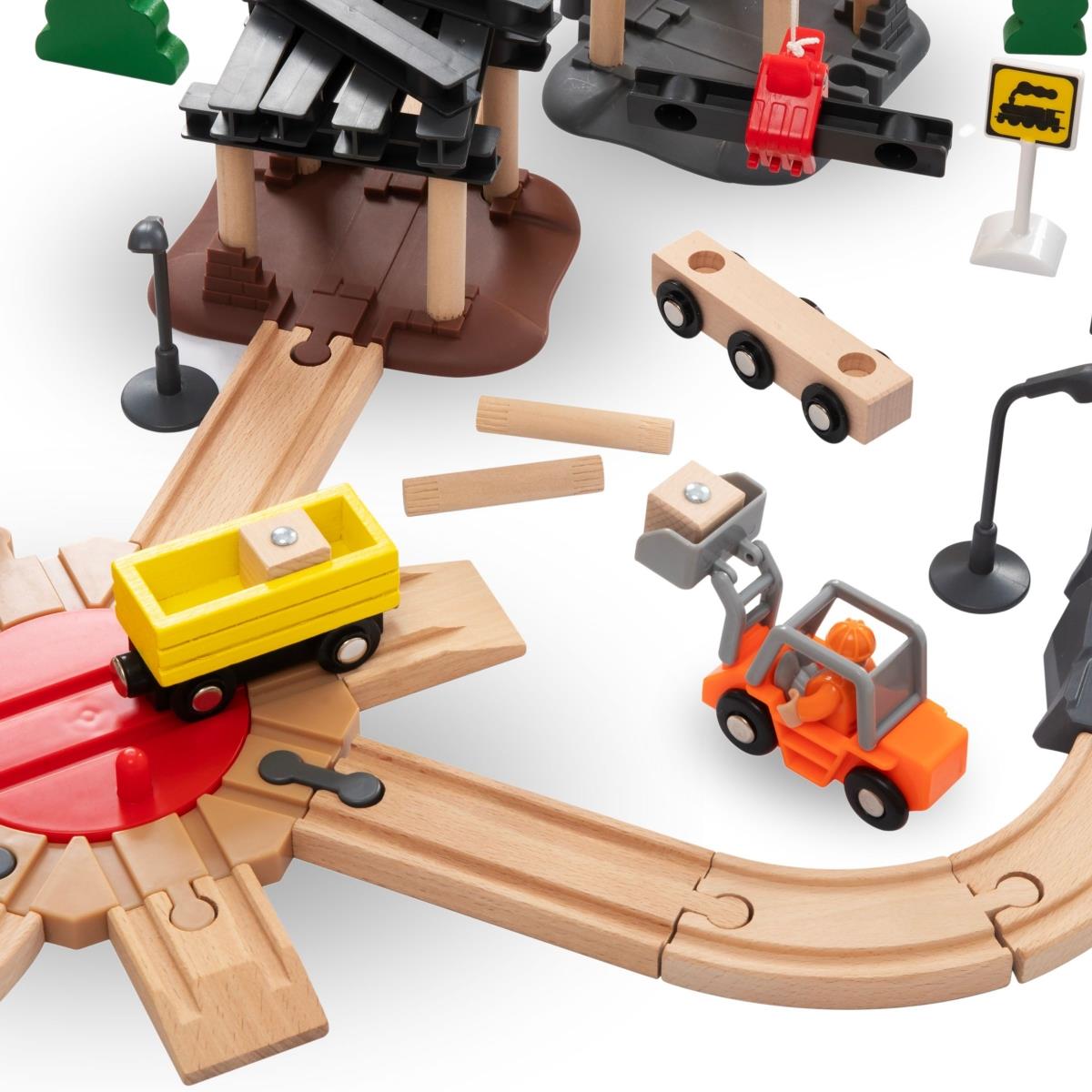 Træjernbane, batteridrevet tog - By: spor, biler, bro, lufthavn