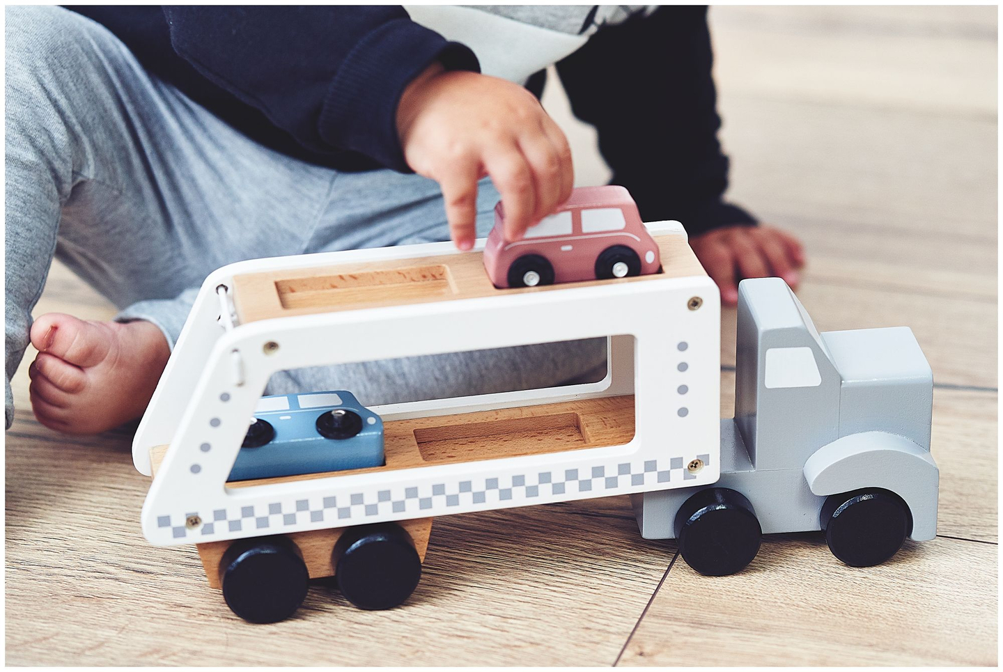 Trælastbil med 4 biler