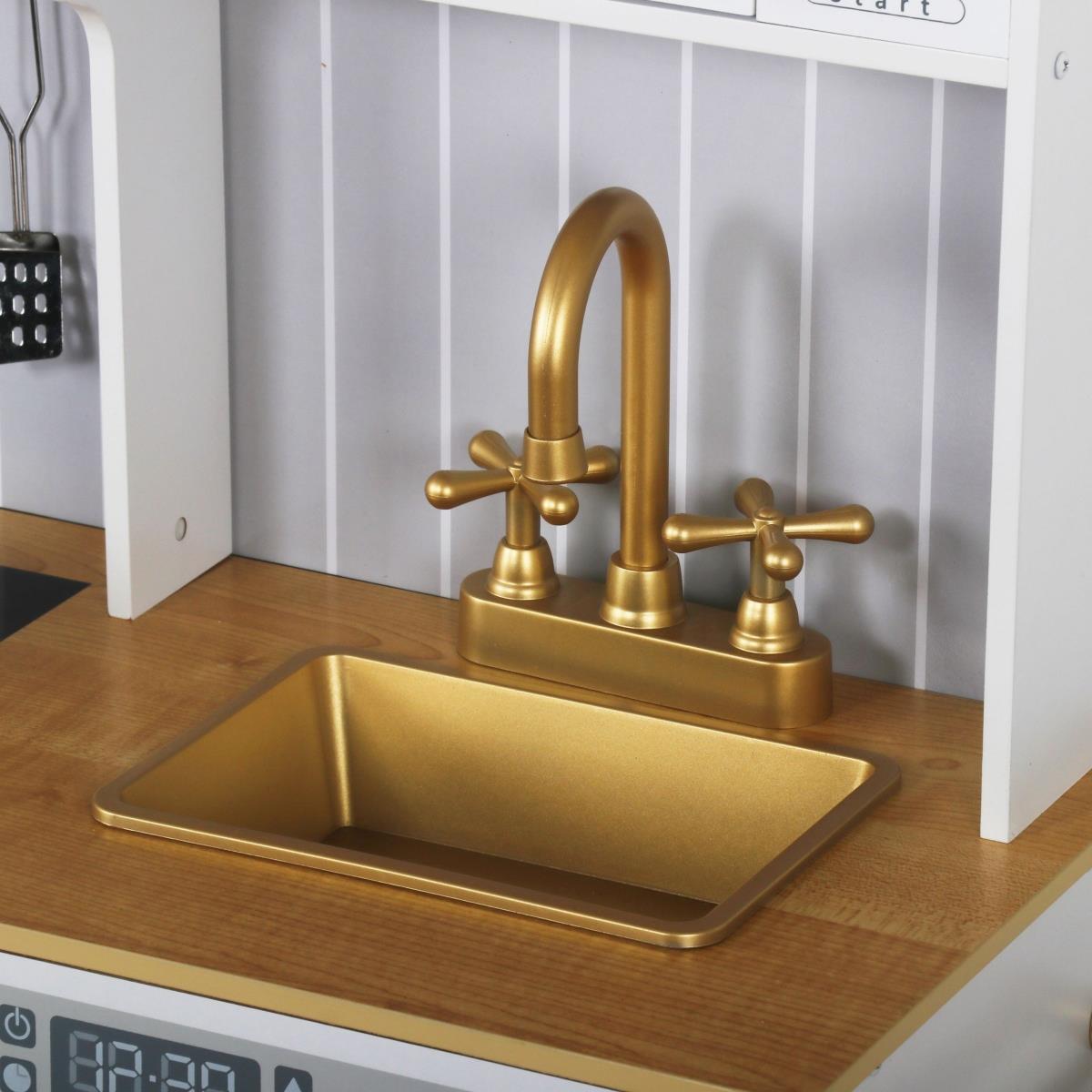 Hvidt køkken i træ med tilbehør og forklæde