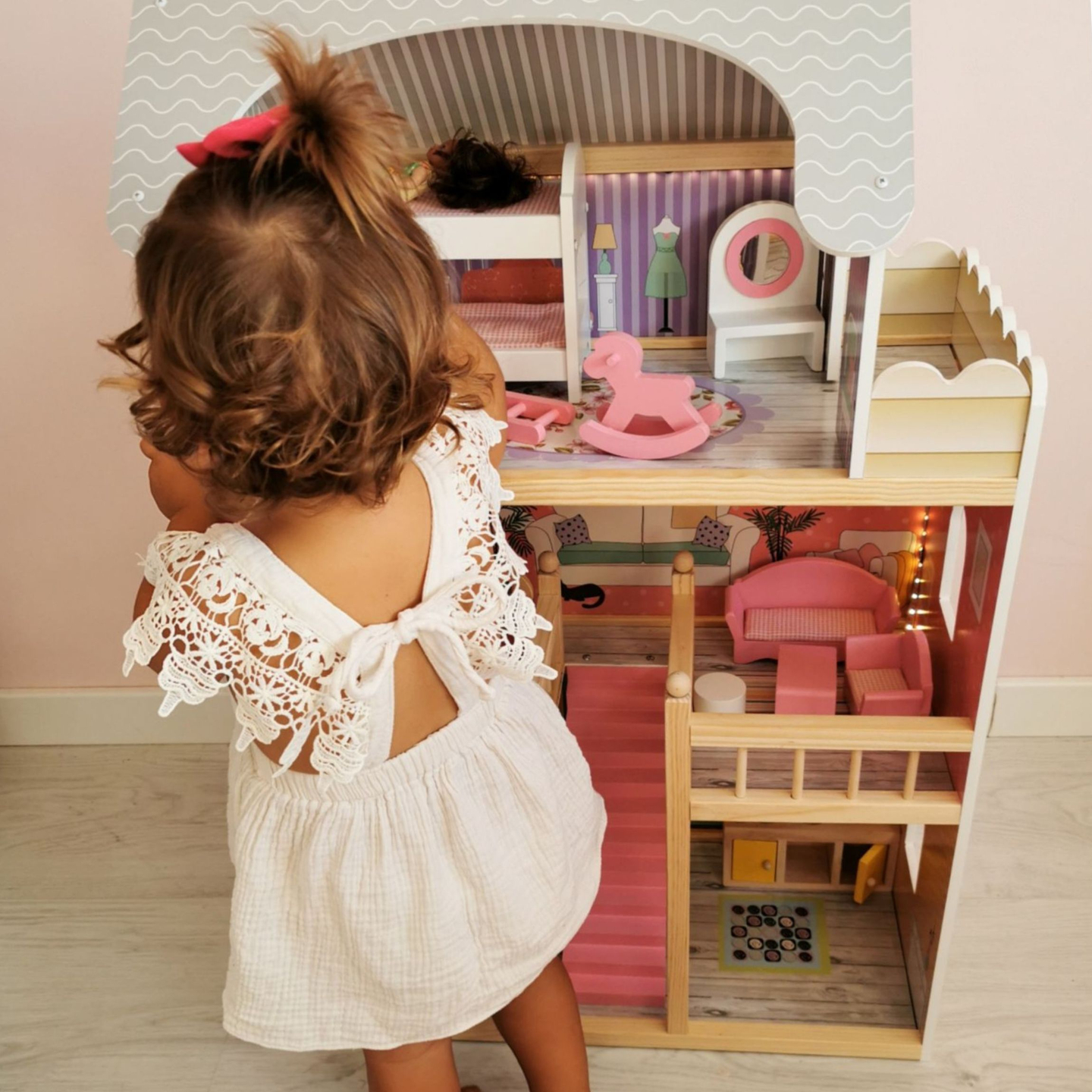Stort dukkehus i træ med 3 etager, terrasse, møbelsæt og LED-belysning!