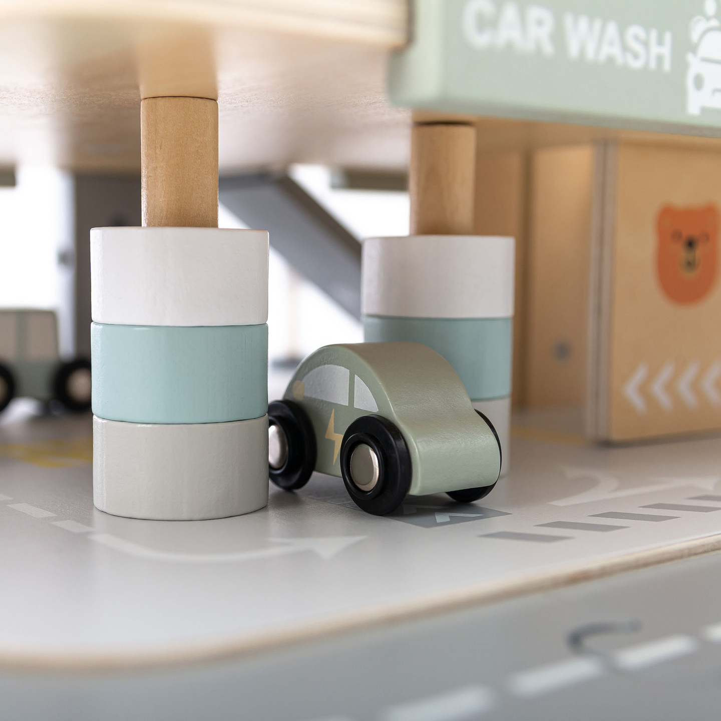 Trægarage i tre etager til børn med tilbehør – parkeringsplads, tankstation, bilvask, helikopter