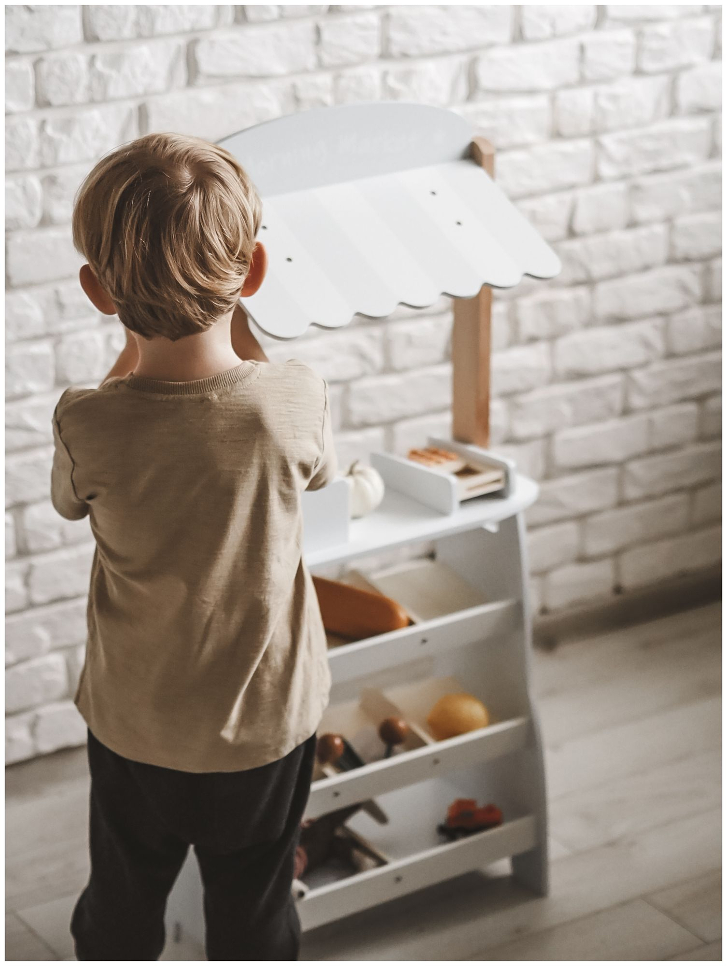 Grøntsagsbutik - træbod med kasser, kasseapparat og terminal