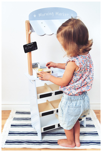 Grøntsagsbutik - træbod med kasser, kasseapparat og terminal 