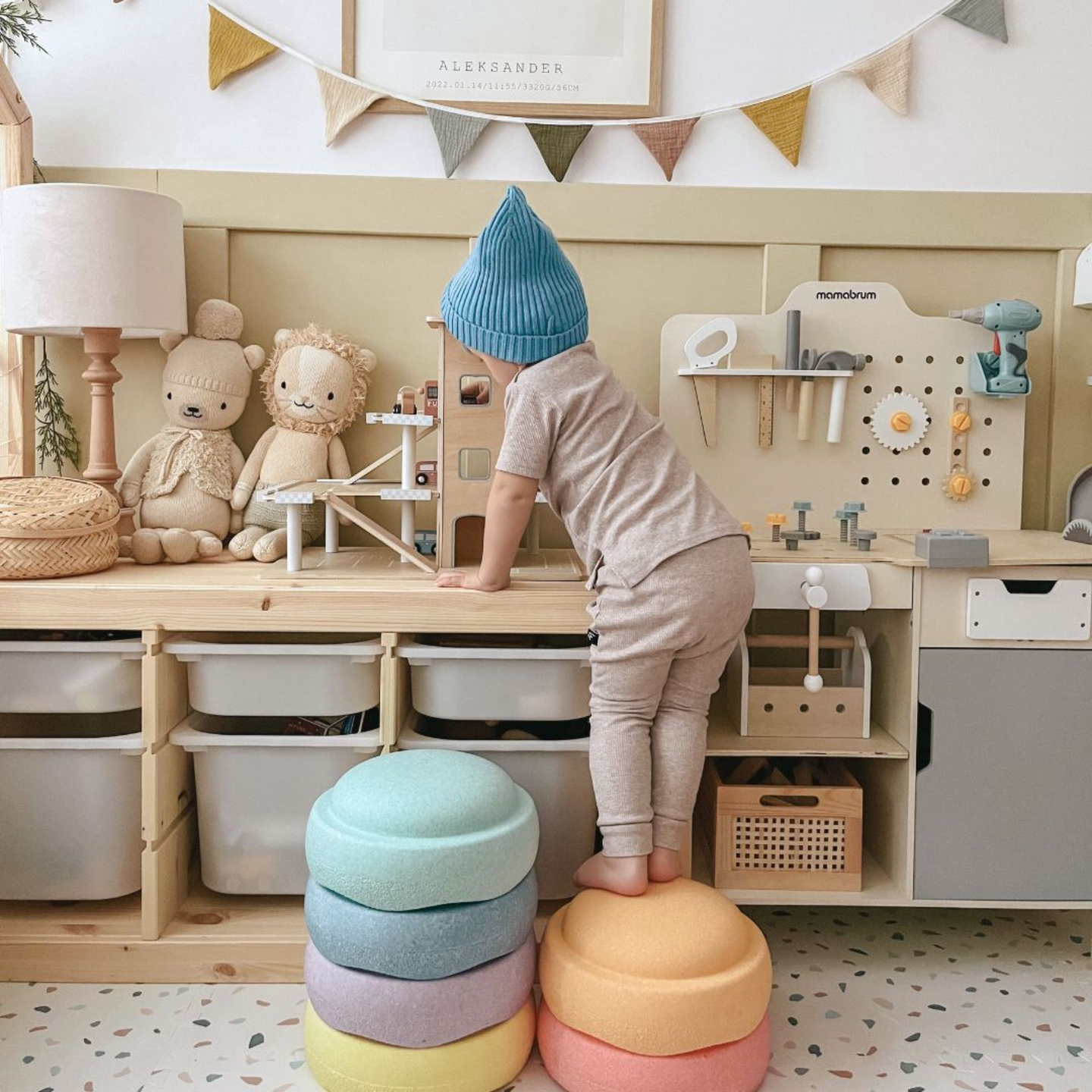 Træparkering i tre etager med elevator - garage med biler og helikopter