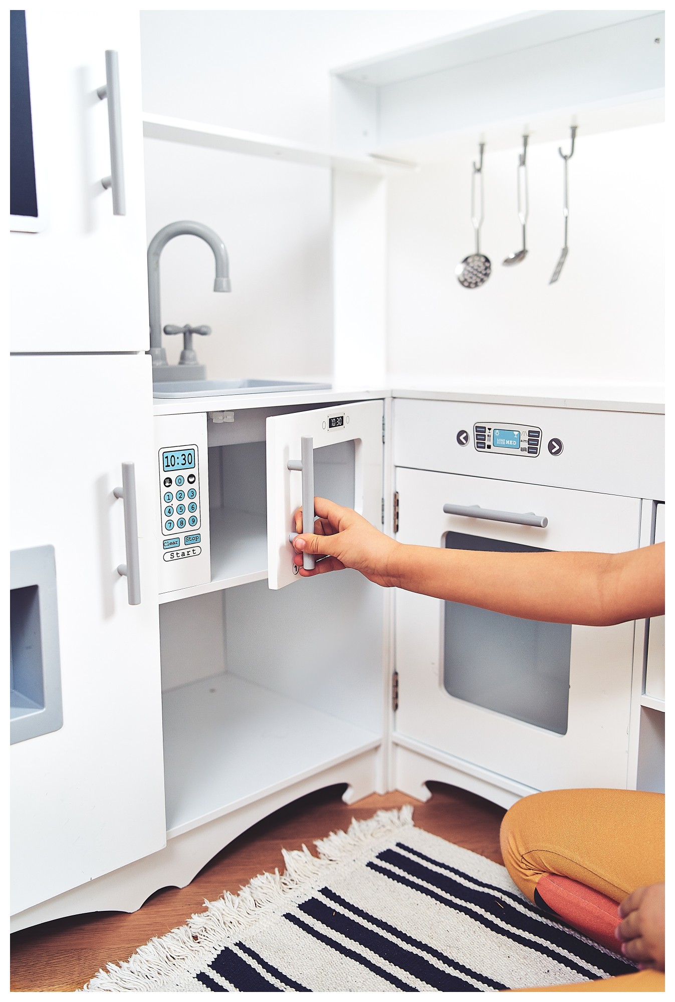 Hjørnekøkken i træ XXXL med køleskab, ovn, vaskemaskine, forklæde og tilbehør