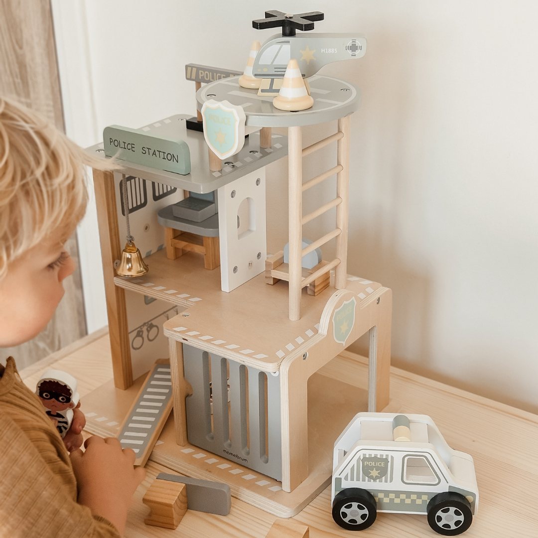 Politistation i træ med tilbehør