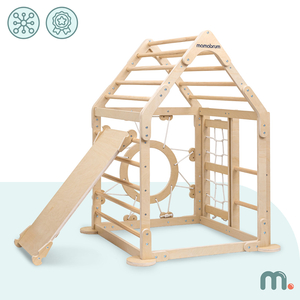 Indendørs trælegeplads til børn - et hus med stiger og rutsjebane