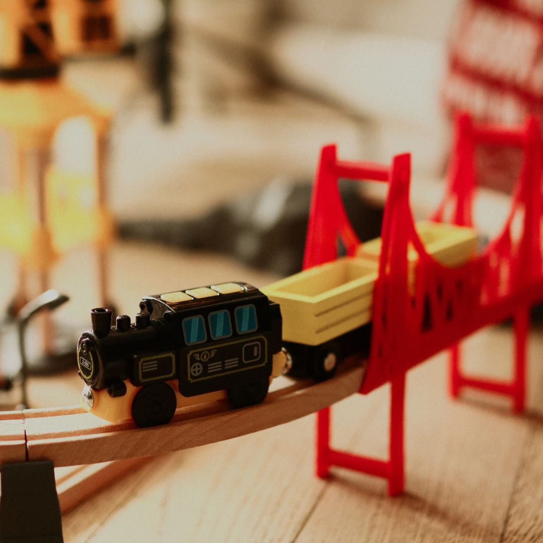 Træjernbane, batteridrevet tog - By: spor, biler, bro, lufthavn