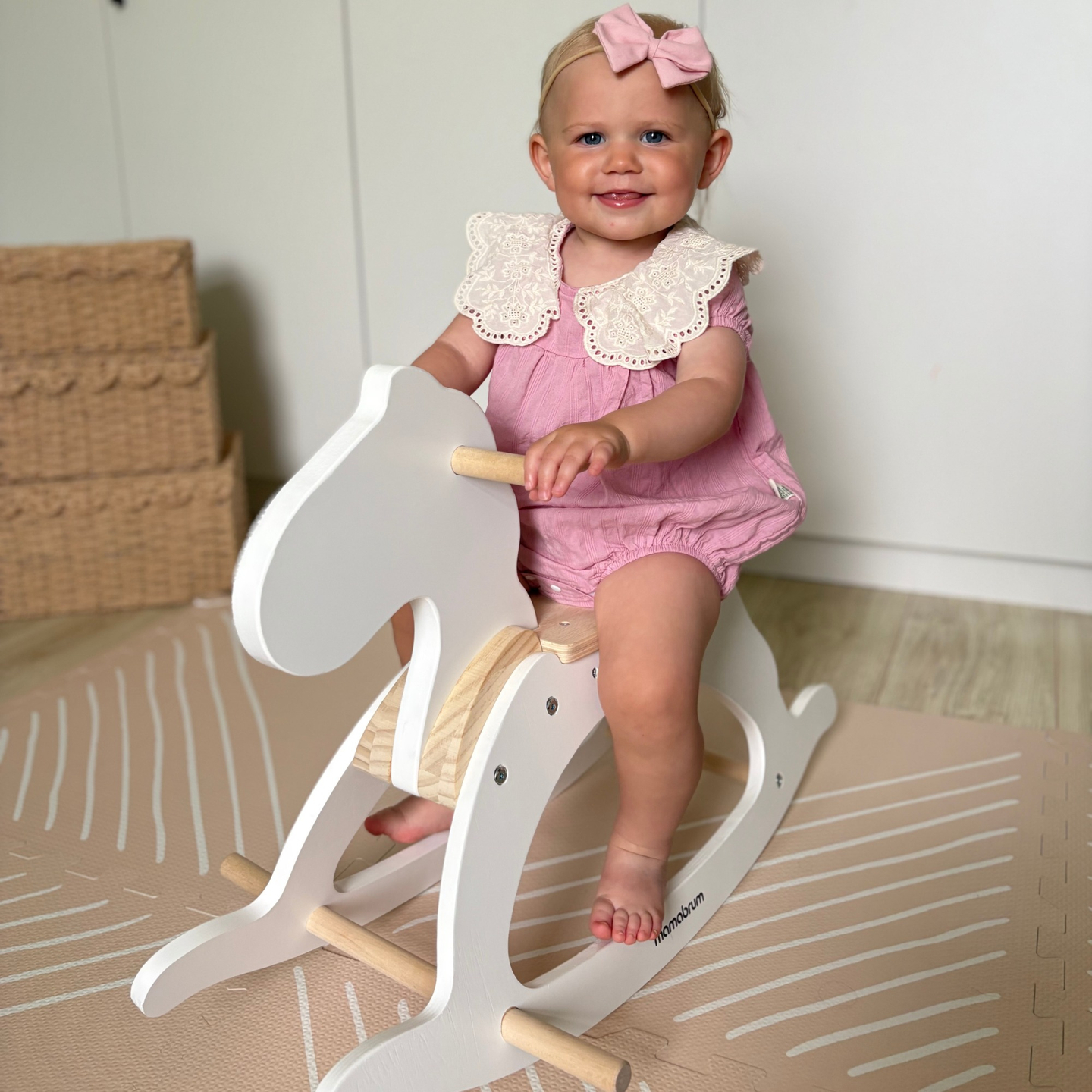 Gyngehest i træ - hvid - fra 12 måneder.