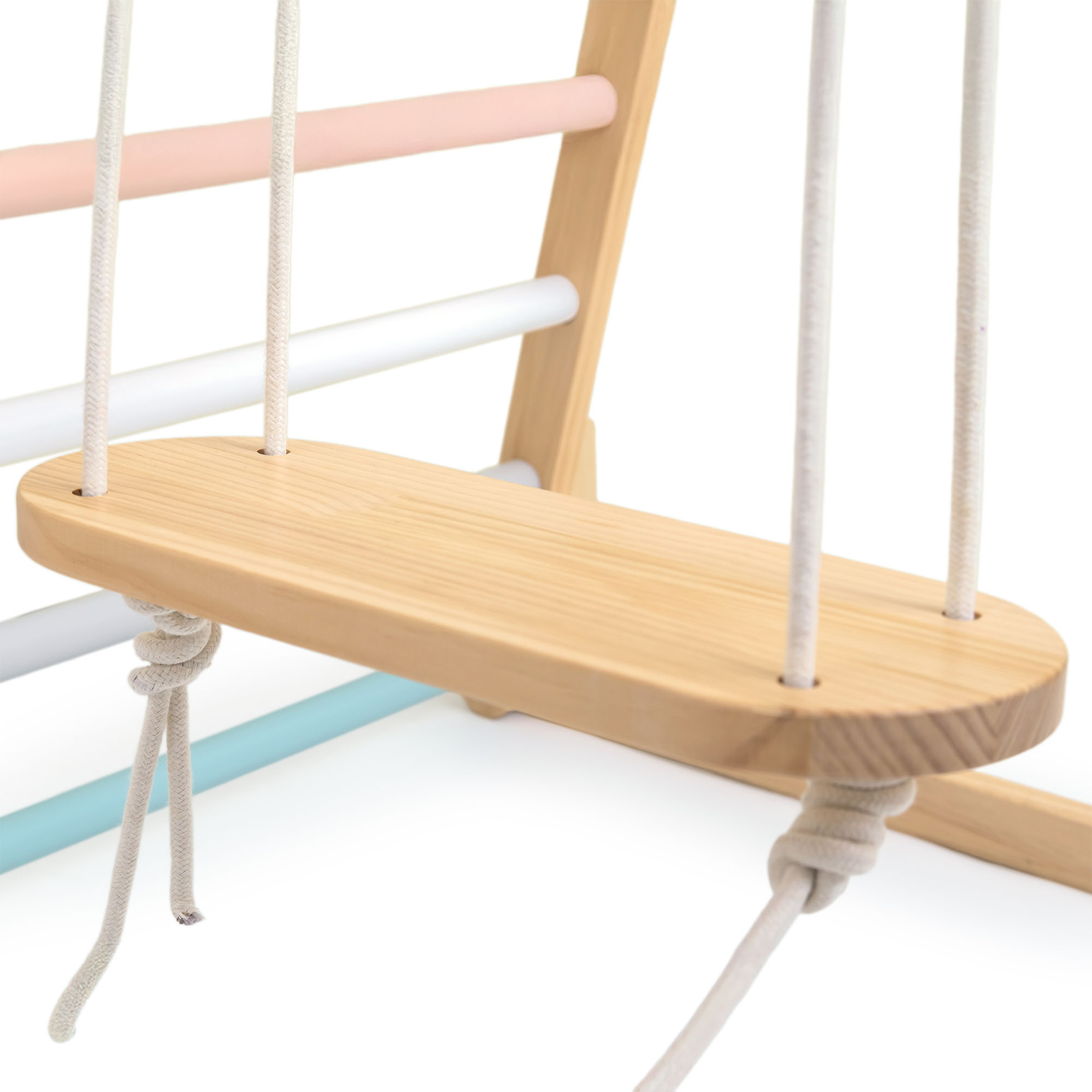 Indendørs legeplads i træ med gynge, gymnastikringe og klatrenet