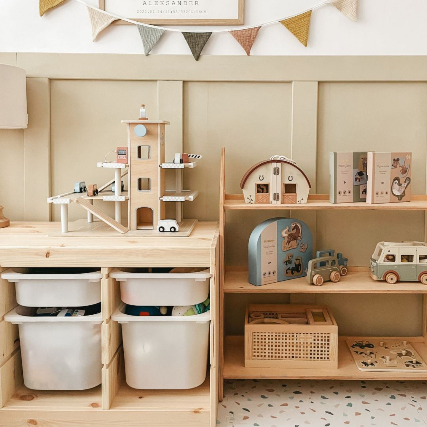 Træparkering i tre etager med elevator - garage med biler og helikopter