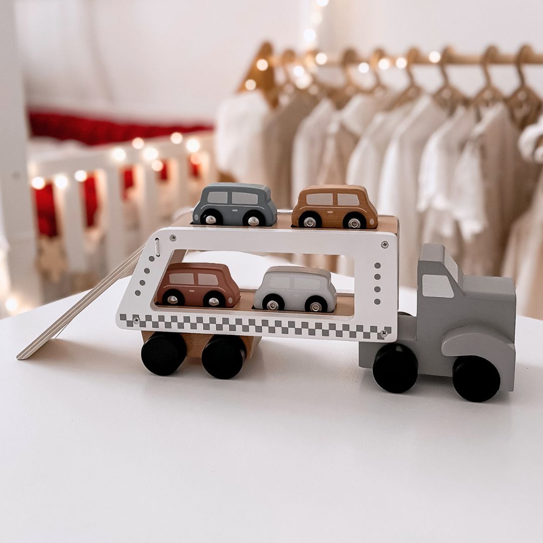 Trælastbil med 4 biler