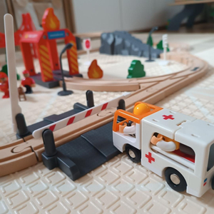 Træbane, batteridrevet tog - Brandvæsen, spor, biler, broer, barriere