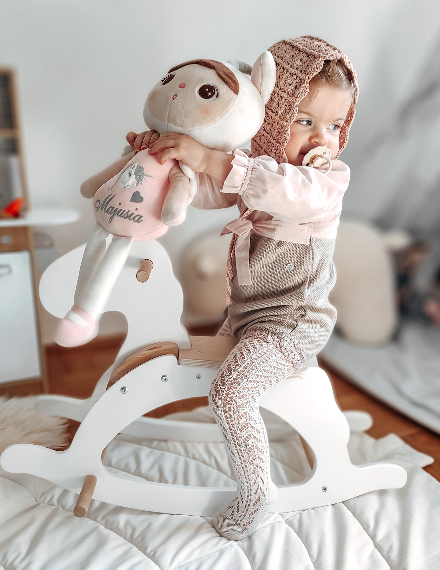 Gyngehest i træ - hvid - fra 12 måneder.