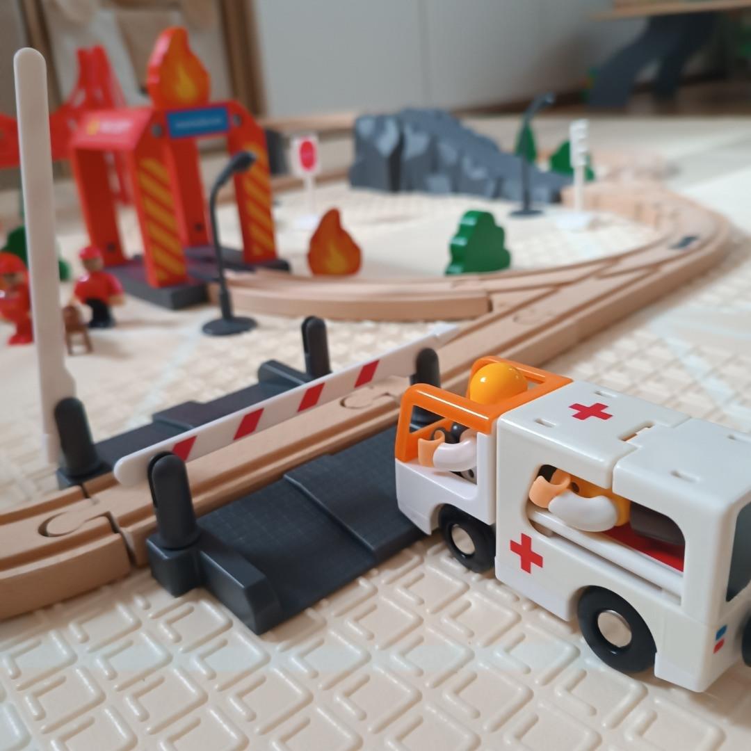 Træbane, batteridrevet tog - Brandvæsen, spor, biler, broer, barriere