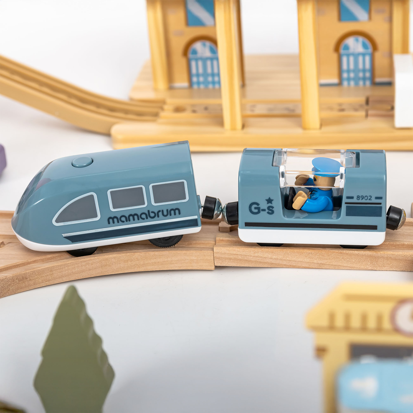 Træbane med elektrisk tog - flyttekran, skib, broer