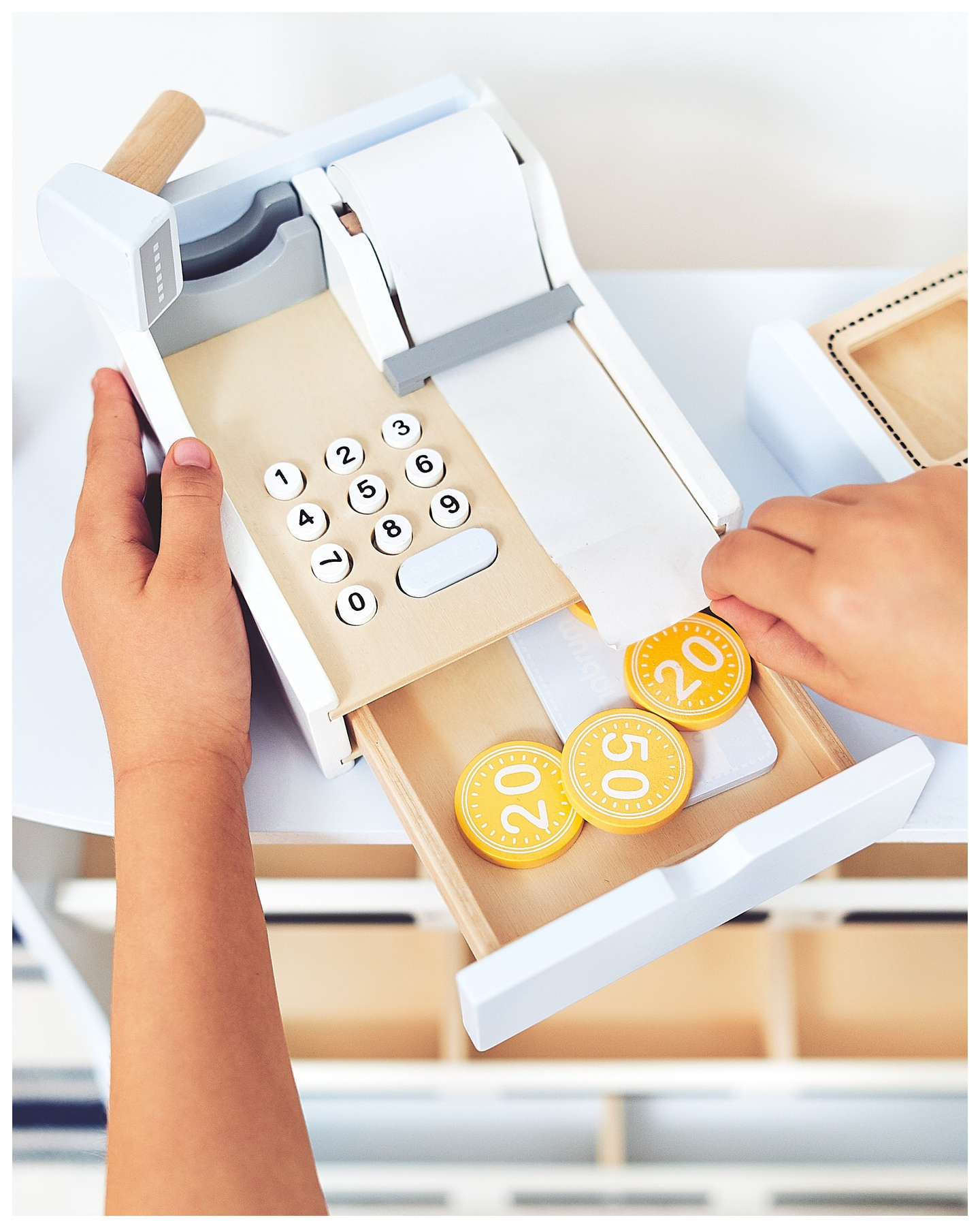 Grøntsagsbutik - træbod med kasser, kasseapparat og terminal