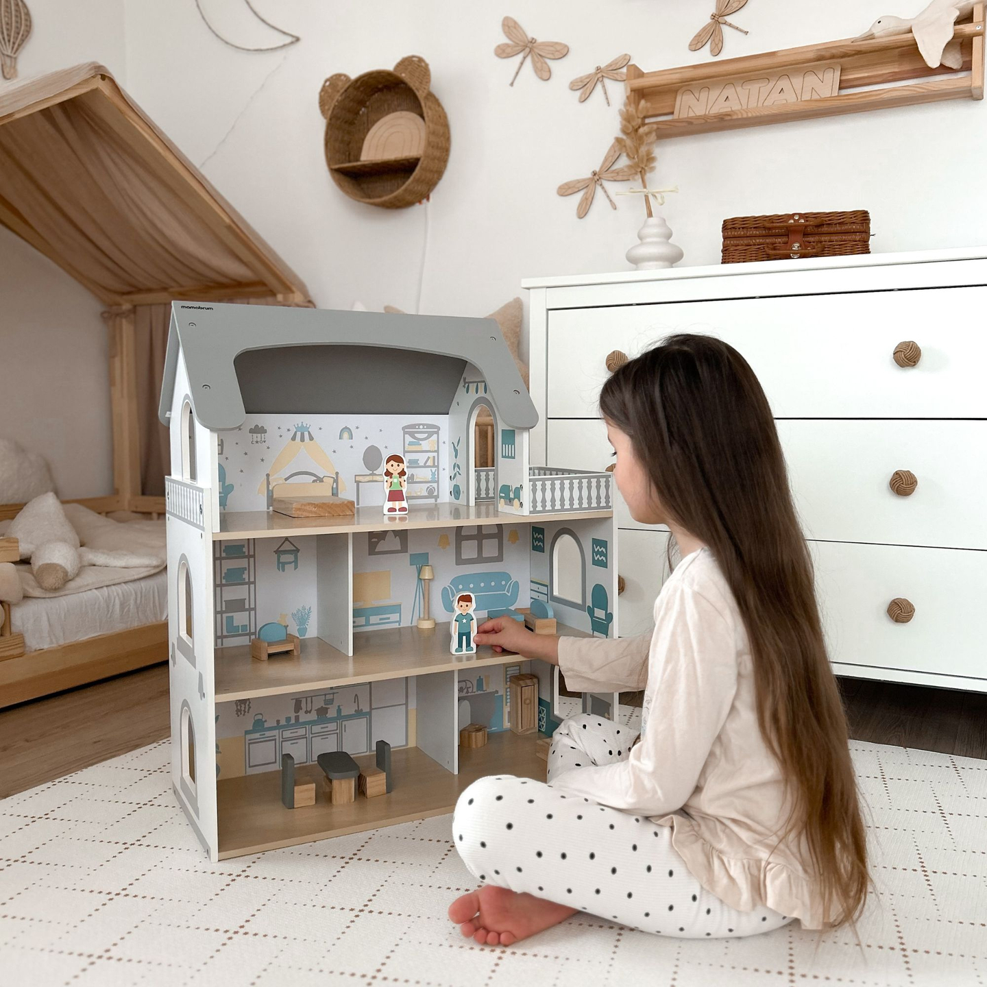 Hvidt dukkehus i træ med terrasse og tilbehør