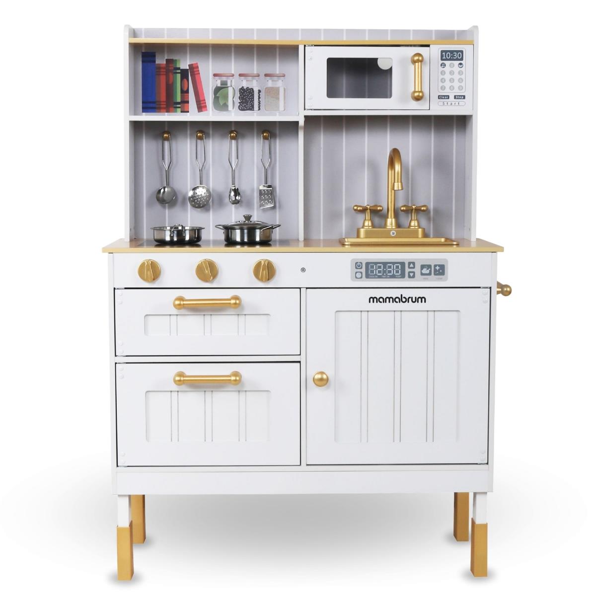 Hvidt køkken i træ med tilbehør og forklæde