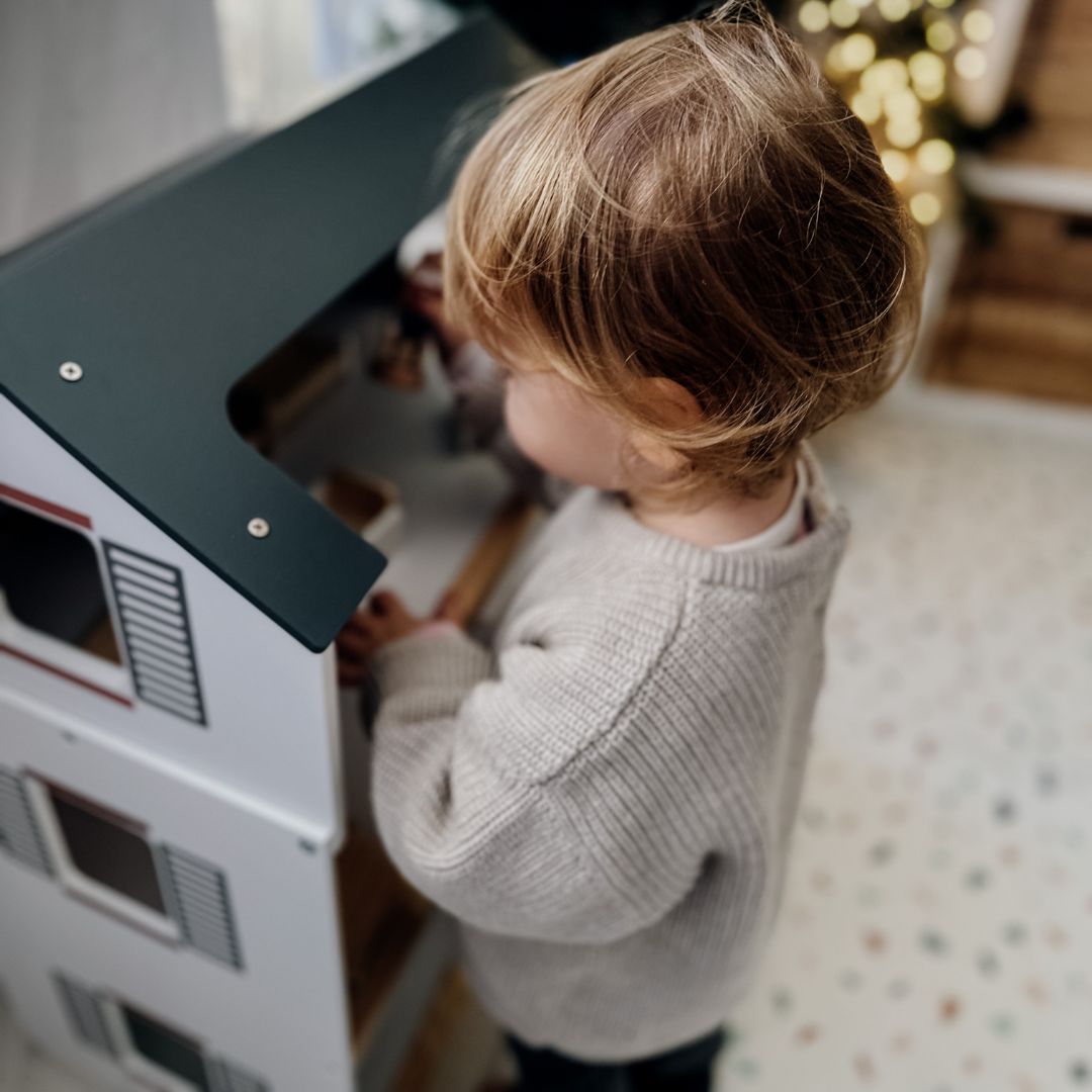 Hvidt dukkehus i træ med tilbehør 18 stk.