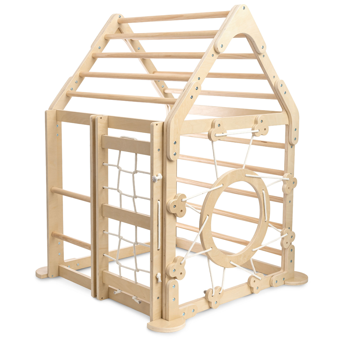 Indendørs trælegeplads til børn - et hus med stiger og rutsjebane