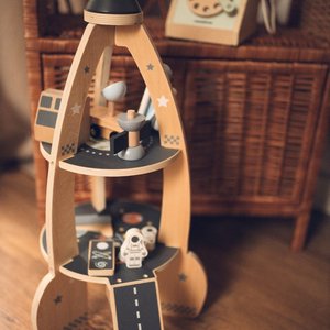 Stor rumraket i træ med tilbehør