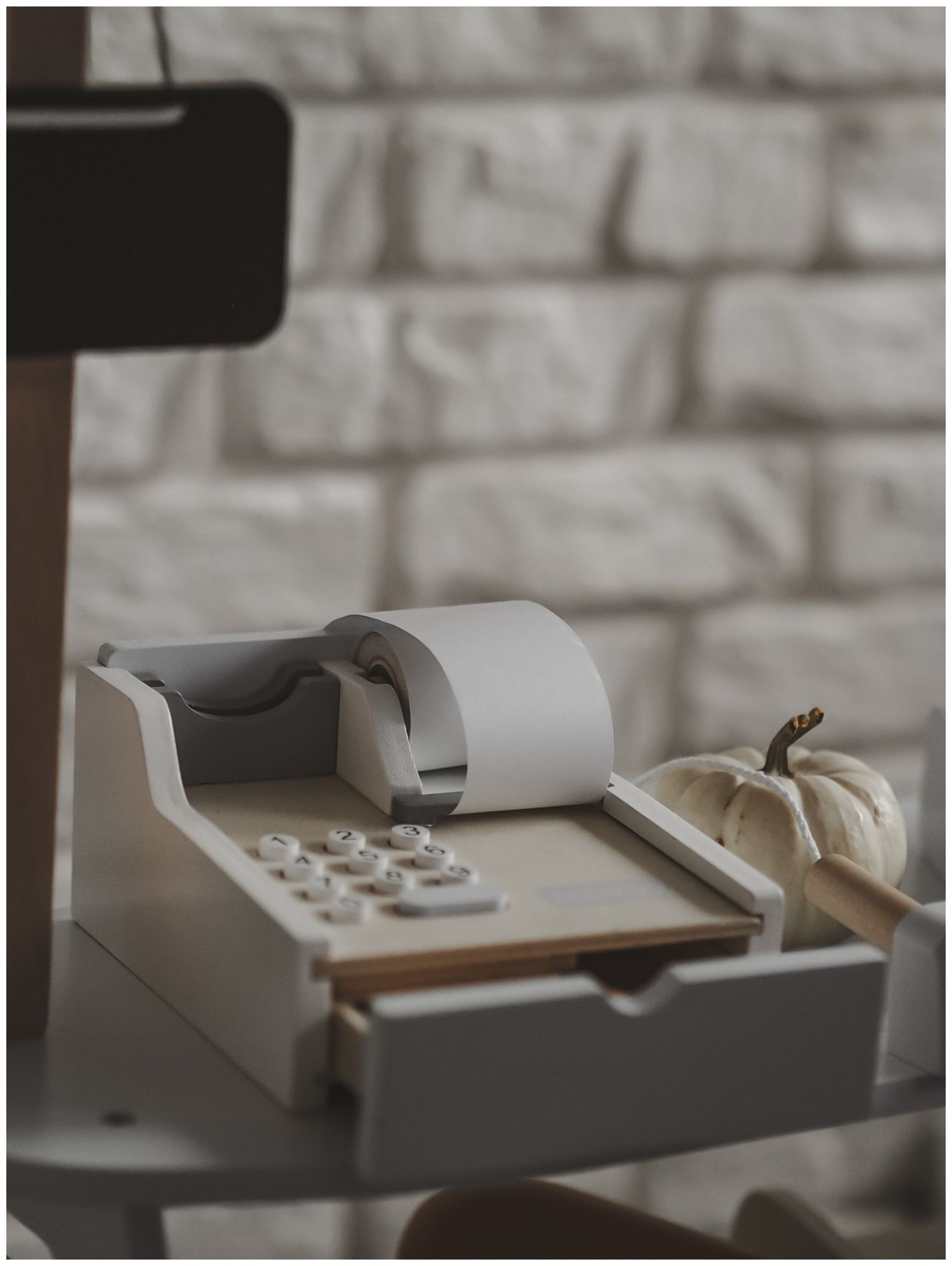 Grøntsagsbutik - træbod med kasser, kasseapparat og terminal