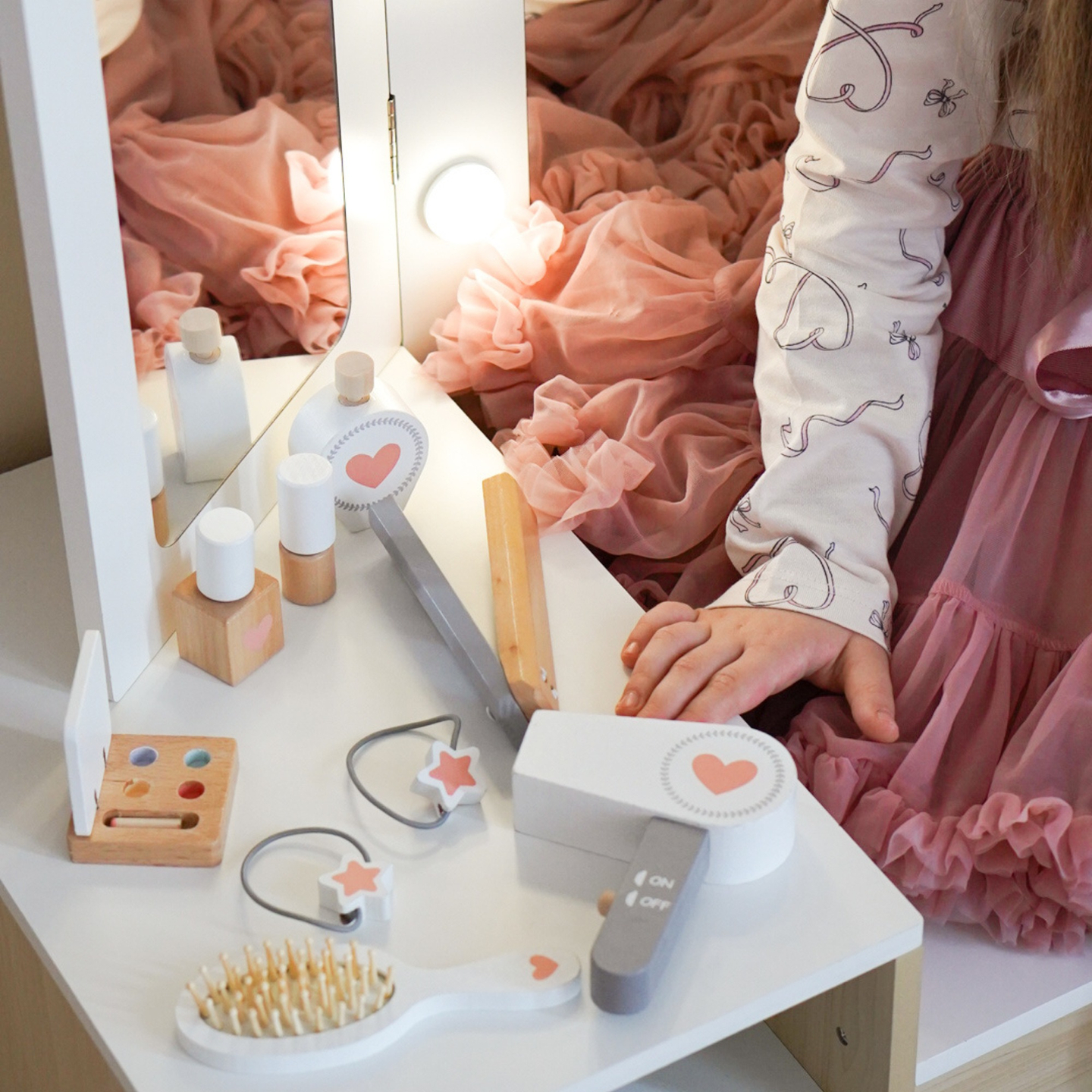 Børnepuslebord i træ med stol, tilbehør og LED-belysning