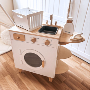 Vaskemaskine i træ med strygejern, kurv og vaskevæske