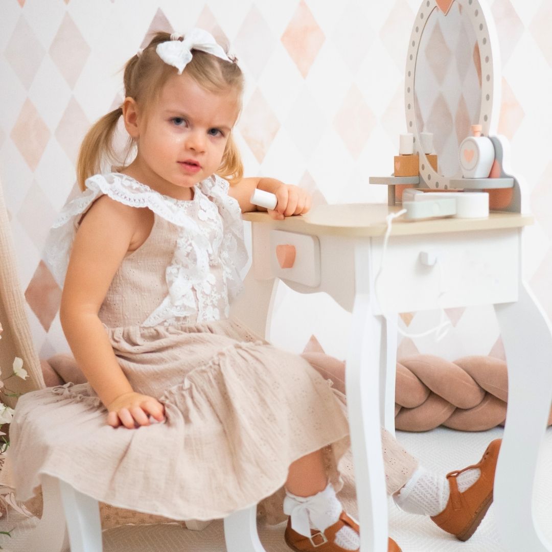 Toiletbord i træ med skammel og tilbehør