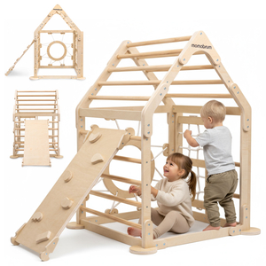 Indendørs trælegeplads til børn - et hus med stiger og rutsjebane