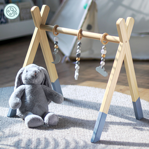 Baby Gym uddannelsesstativ i træ - farve grå