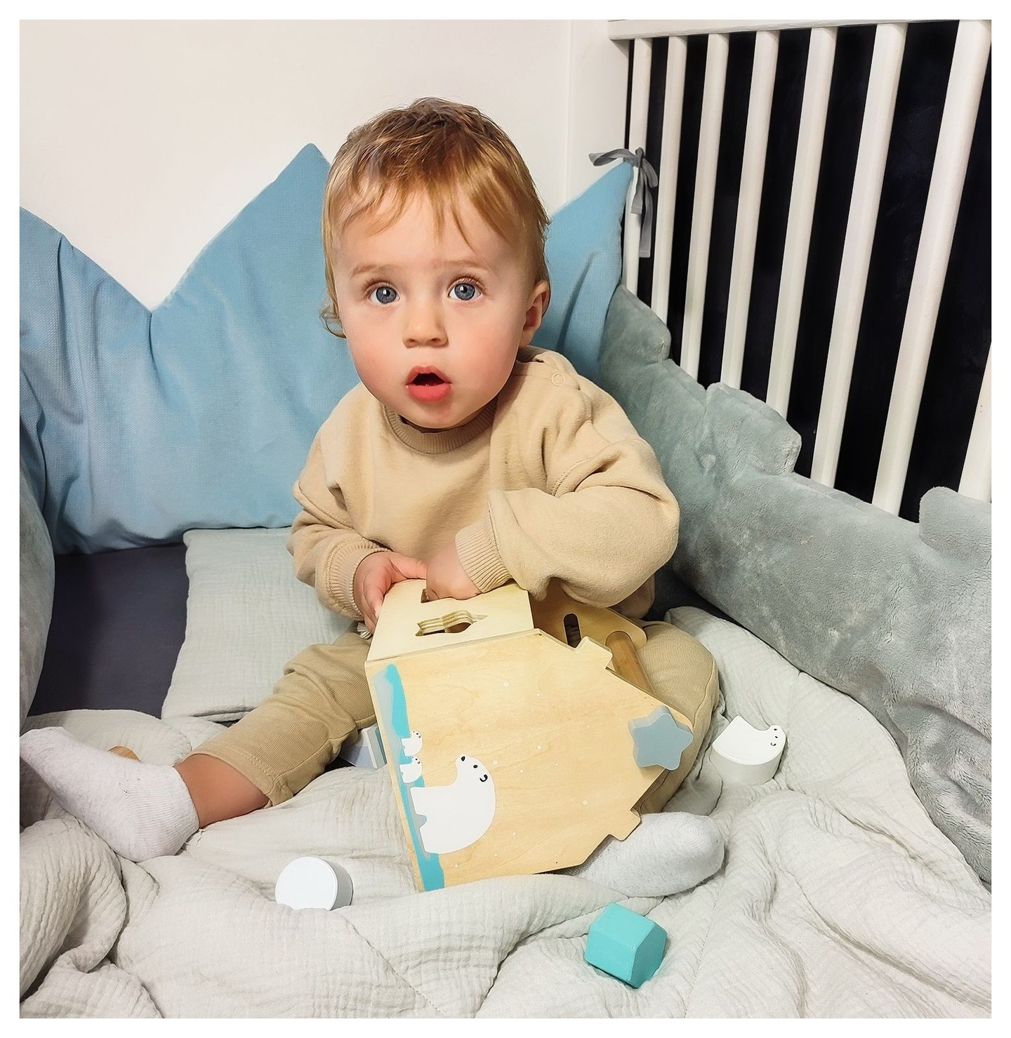 Sorter - pædagogisk træhus med klodser