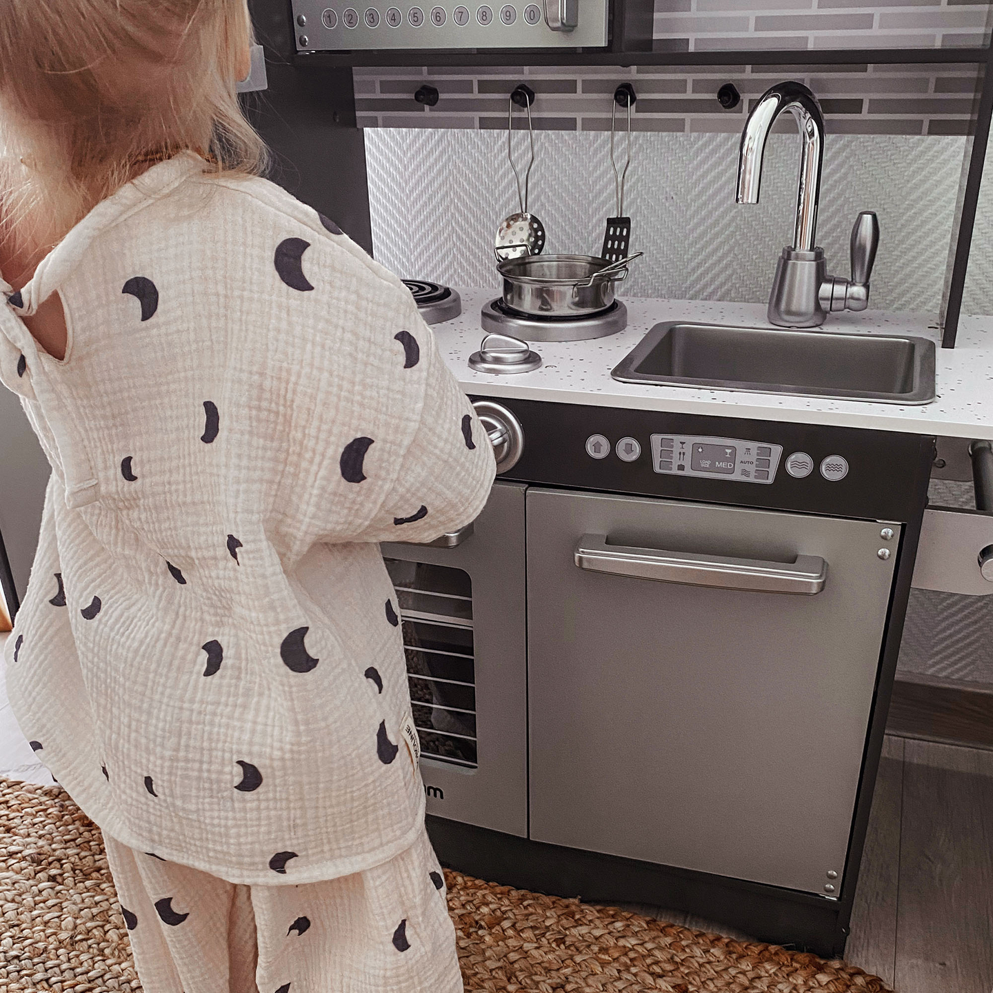 XXL-trækøkken med LED-belysning, forklæde og tilbehør