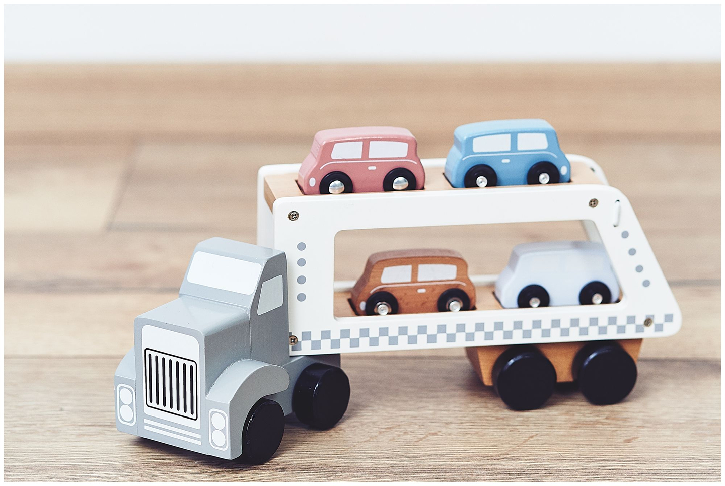 Trælastbil med 4 biler