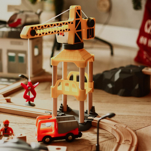 Træjernbane, batteridrevet tog - By: spor, biler, bro, lufthavn