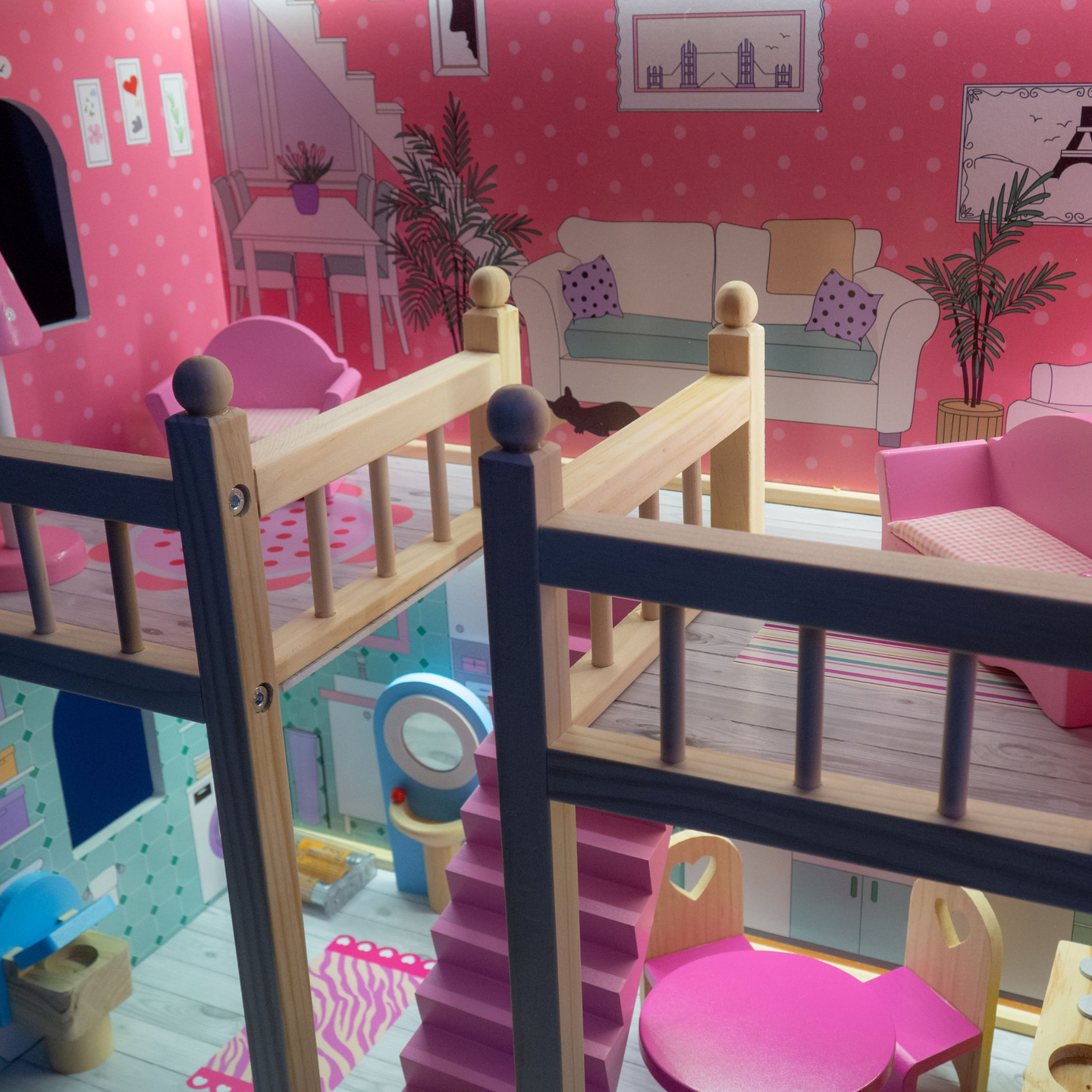 Stort dukkehus i træ med 3 etager, terrasse, møbelsæt og LED-belysning!