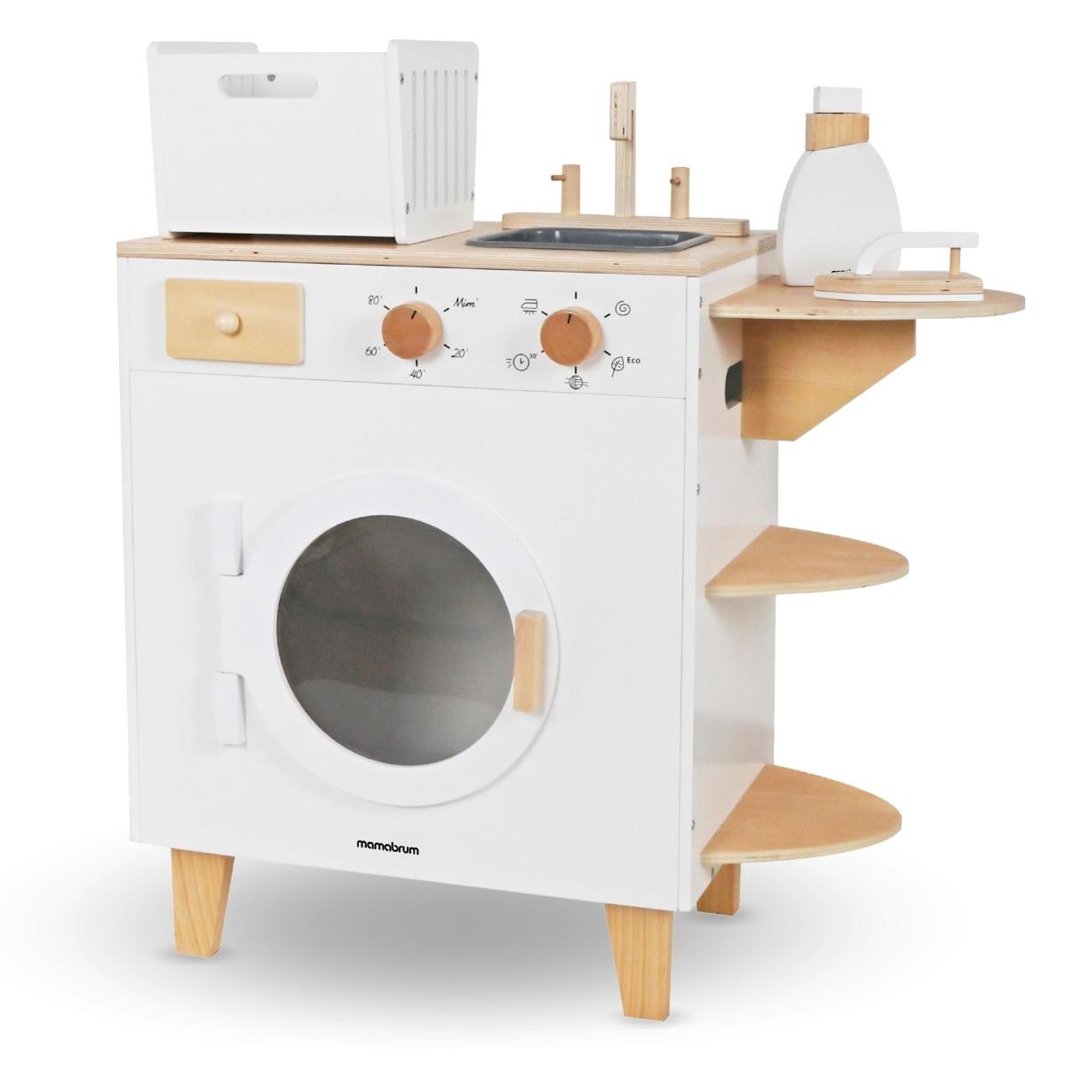 Vaskemaskine i træ med strygejern, kurv og vaskevæske