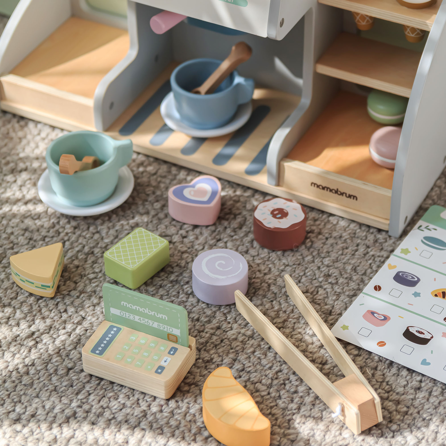 En stor isbar i træ med magnettavle, kaffemaskine og is- og dessertsæt - over 70 dele!