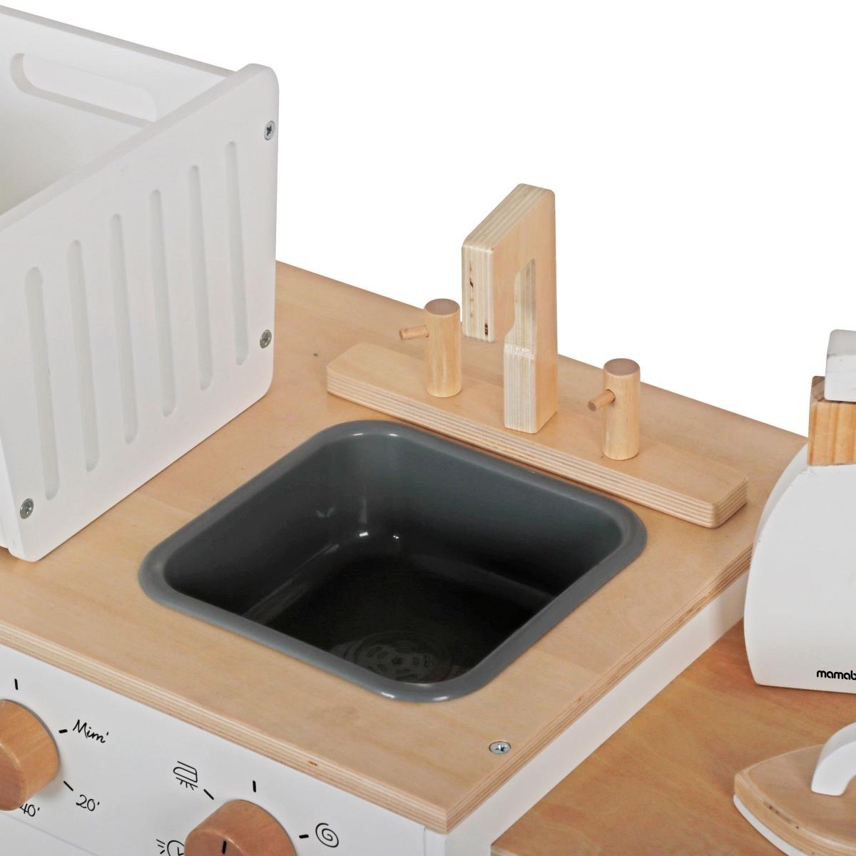 Vaskemaskine i træ med strygejern, kurv og vaskevæske