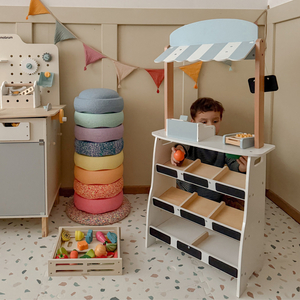 Grøntsagsbutik - træbod med kasser, kasseapparat og terminal 