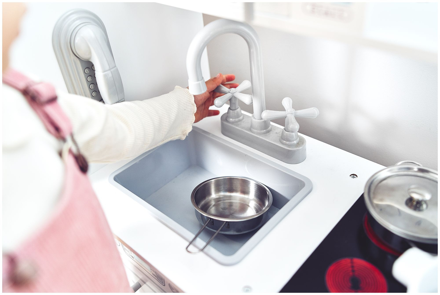 Stort hvidt køkkentilbehør og forklæde i træ