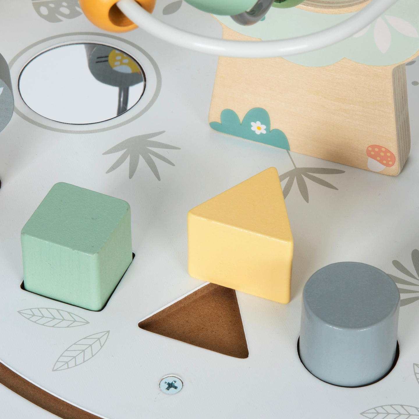 Rundt uddannelsesbord af træ med et magnetisk tog og en perlekaster