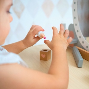 Toiletbord i træ med skammel og tilbehør